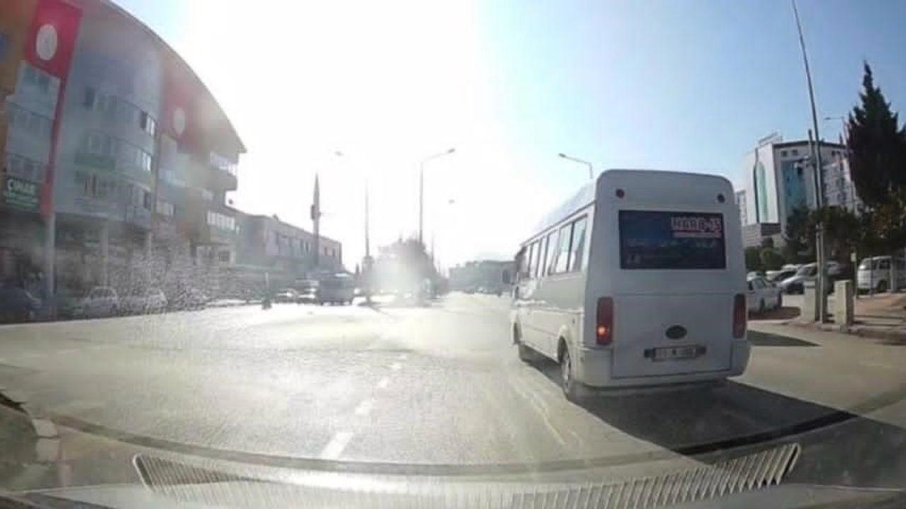 Dolmuş şoförü yolcuların canını hiçe sayarak kırmızı ışıkta geçti