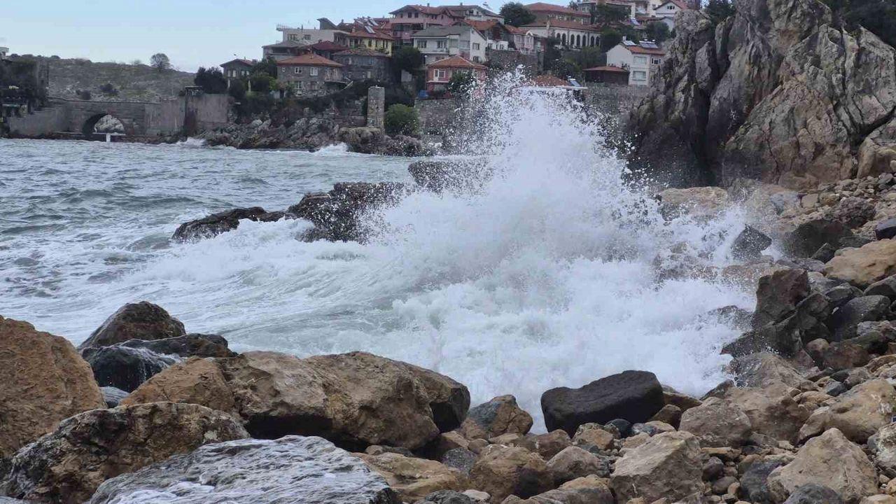 Fırtına uyarısı yapılan Bartın’da dev dalgalar