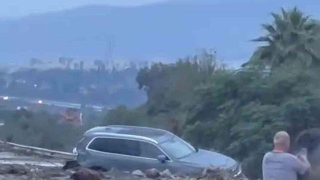 Hatay’da heyelanın kapattığı otoyolda ulaşım durdu