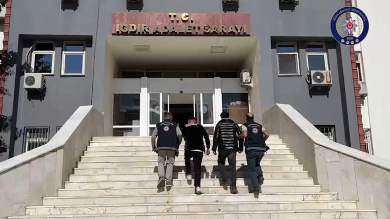 Iğdır’da kaçak 10 Afgan göçmen ve göçmenleri taşıyan 2 kişi yakalandı