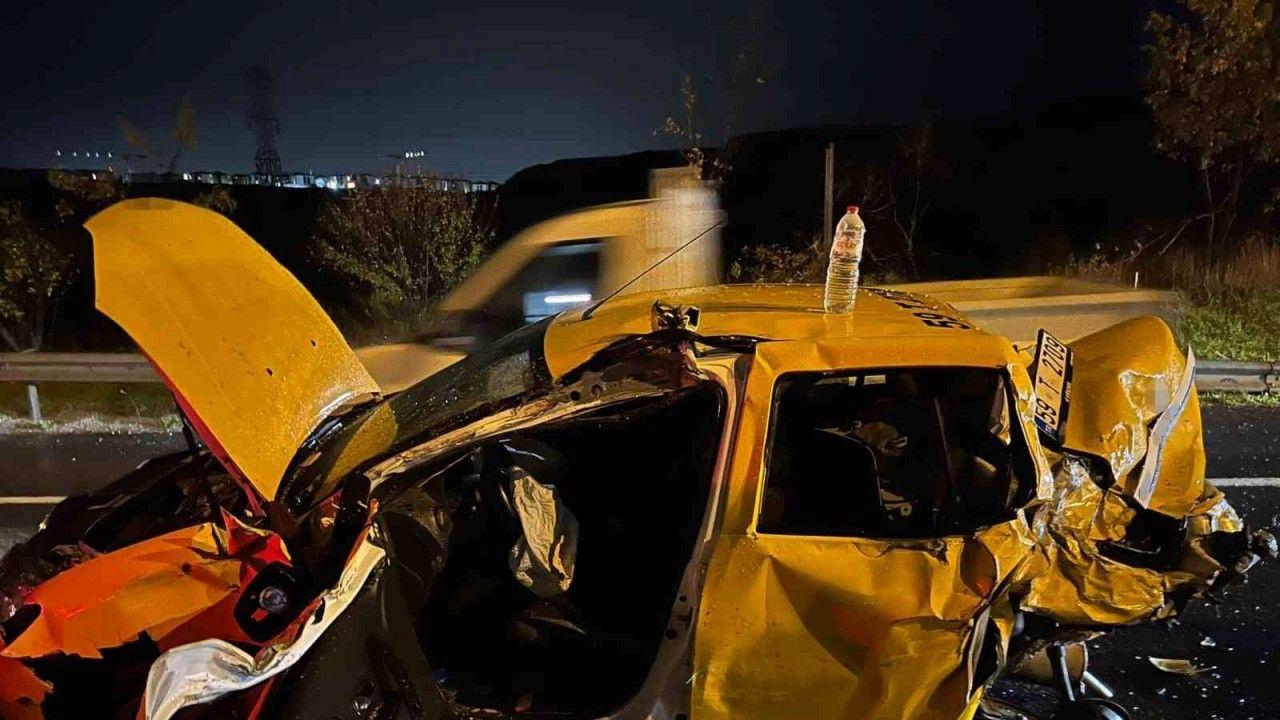 İki kamyonun arasında kağıt gibi ezilen taksi sürücüsü yaralandı