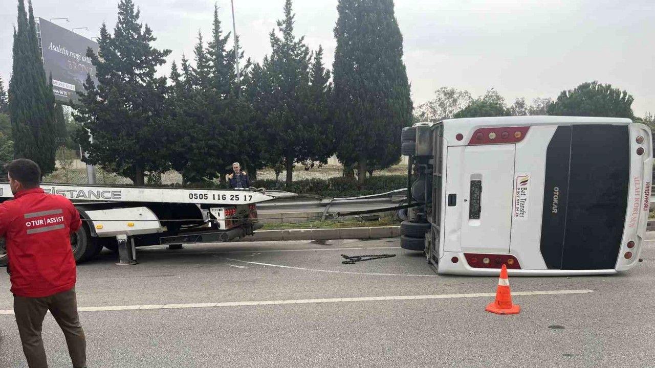 İzmir’de havalimanı personel servisi devrildi: 5 yaralı