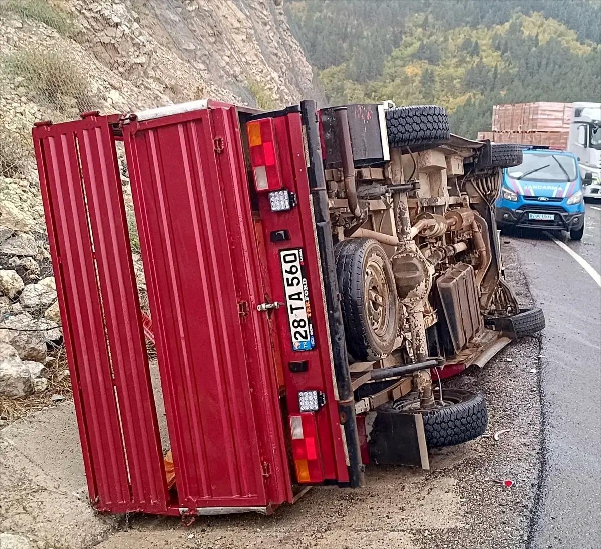 Karabük'te Kamyonet Su Kanalına Devrildi: 5 Yaralı