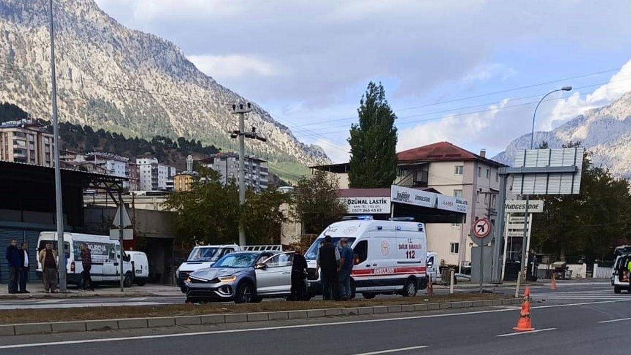 Kaza anı kamerada: Otomobille çarpışan motosikletin sürücüsü ağır yaralandı