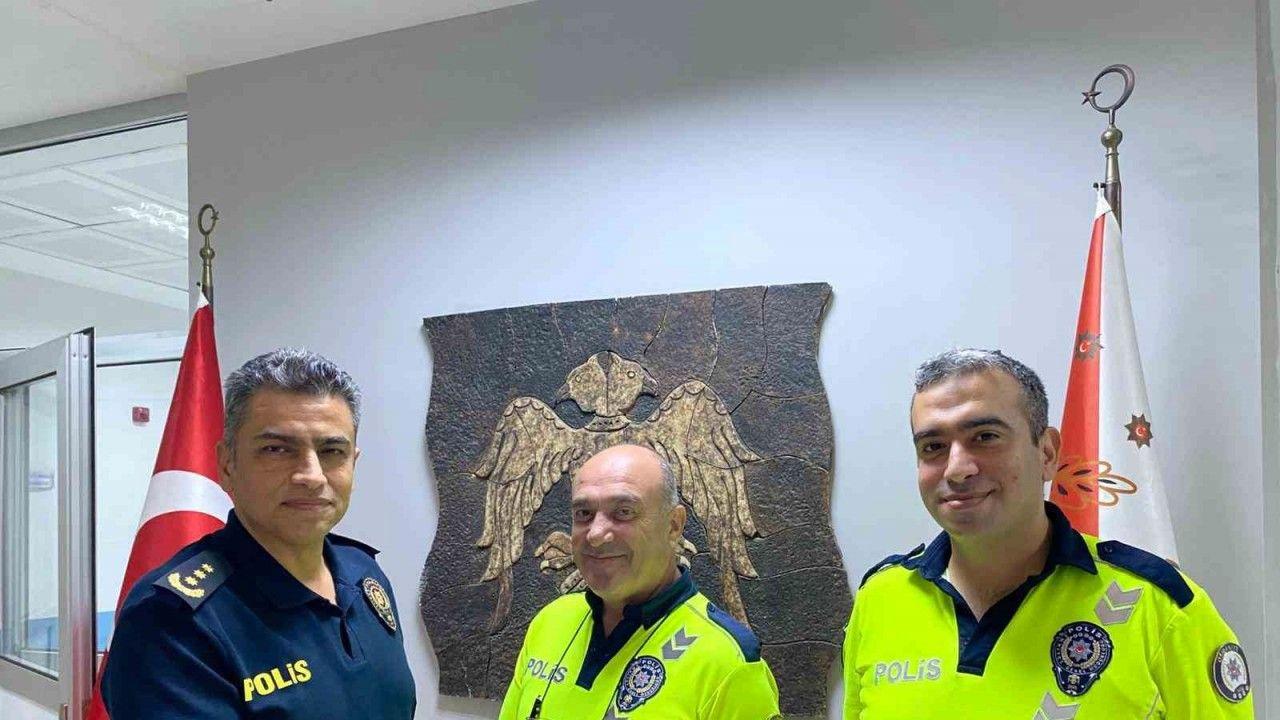 Kaza sonrası yolu süpüren trafik polislerine Emniyet Müdürü’nden teşekkür