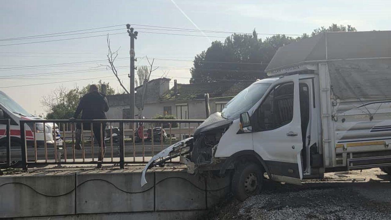 Kontrolden çıkan kamyonet köprü demirlerine saplandı