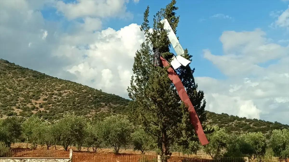 Kozan'da Fırtına Okulun Çatısını Uçurdu