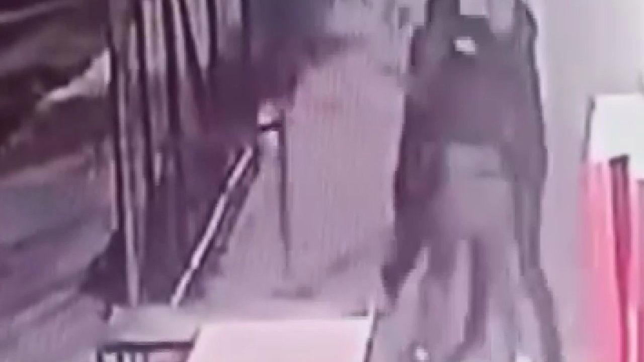 Lise öğrencilerini dövüp bacaklarından bıçakladılar