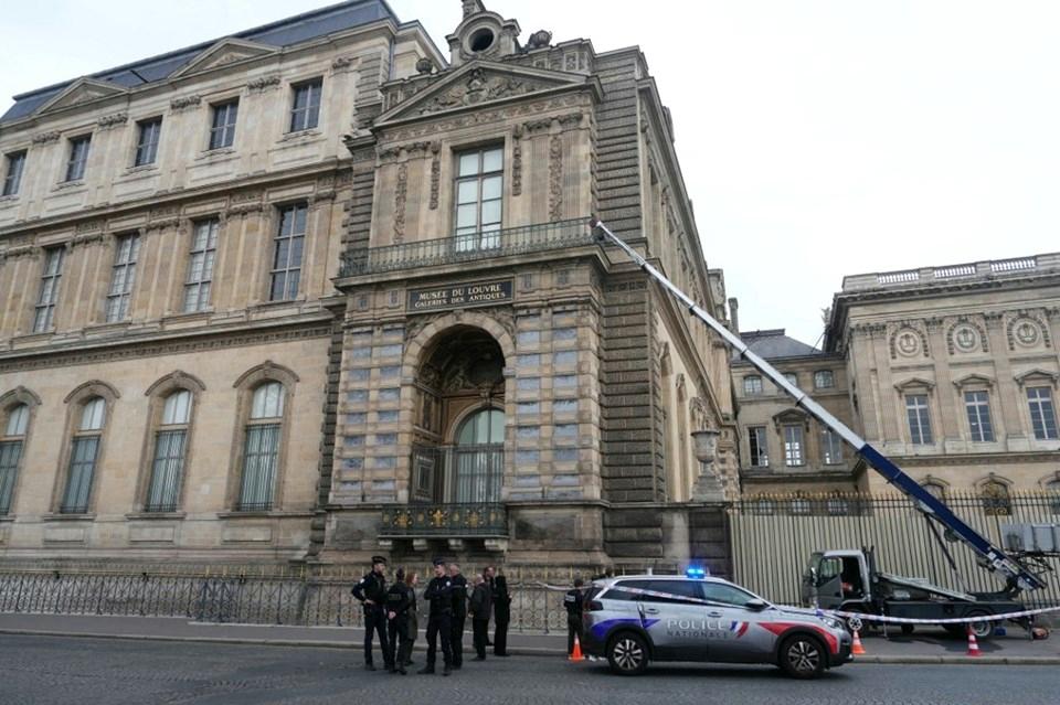 Louvre Müzesi'nde soygun! Hırsızlar mücevherleri çalıp kaçtı - 1