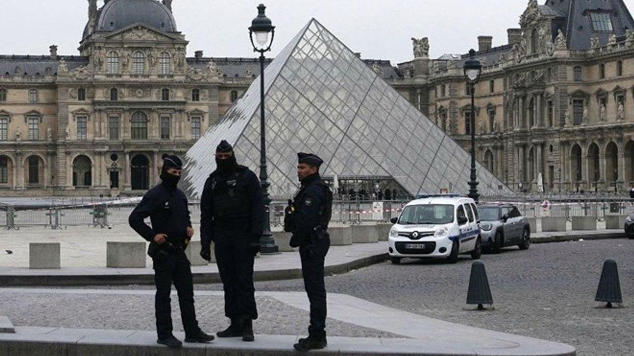 Louvre Müzesi'nde soygun! Hırsızlar mücevherleri çalıp kaçtı