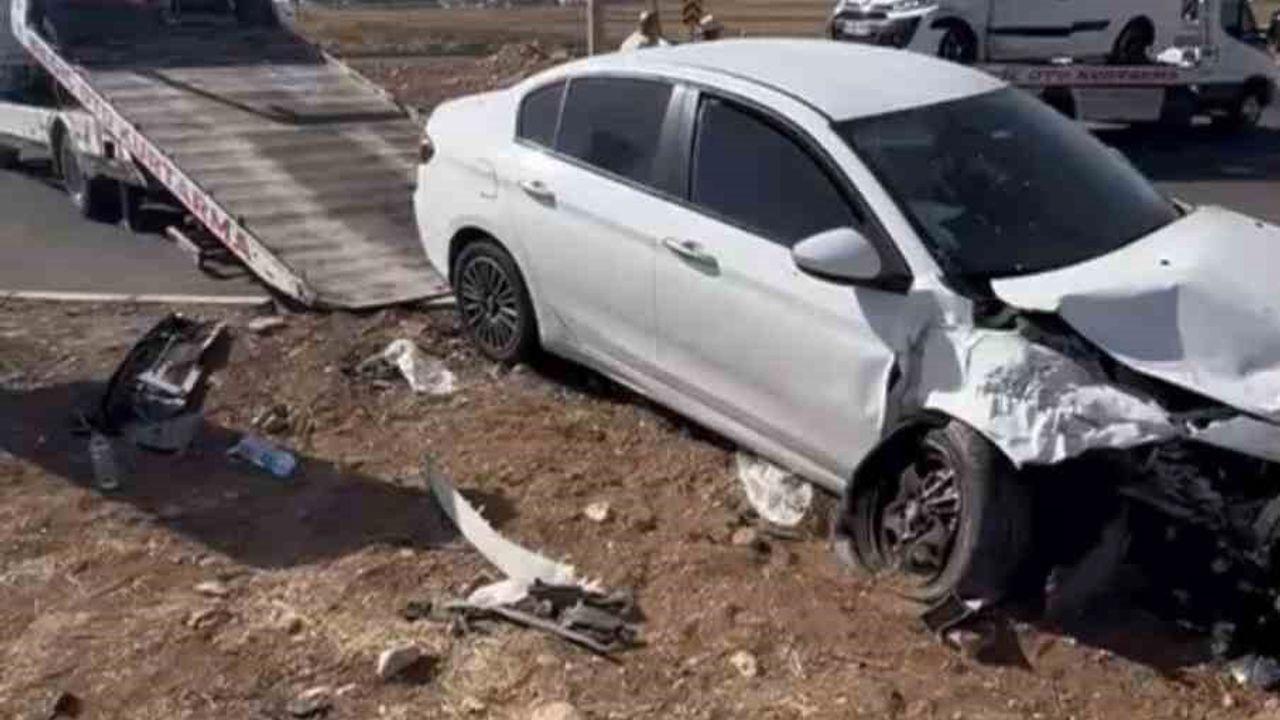 Mardin’de otomobil ile hafif ticari araç çarpıştı: 4 yaralı