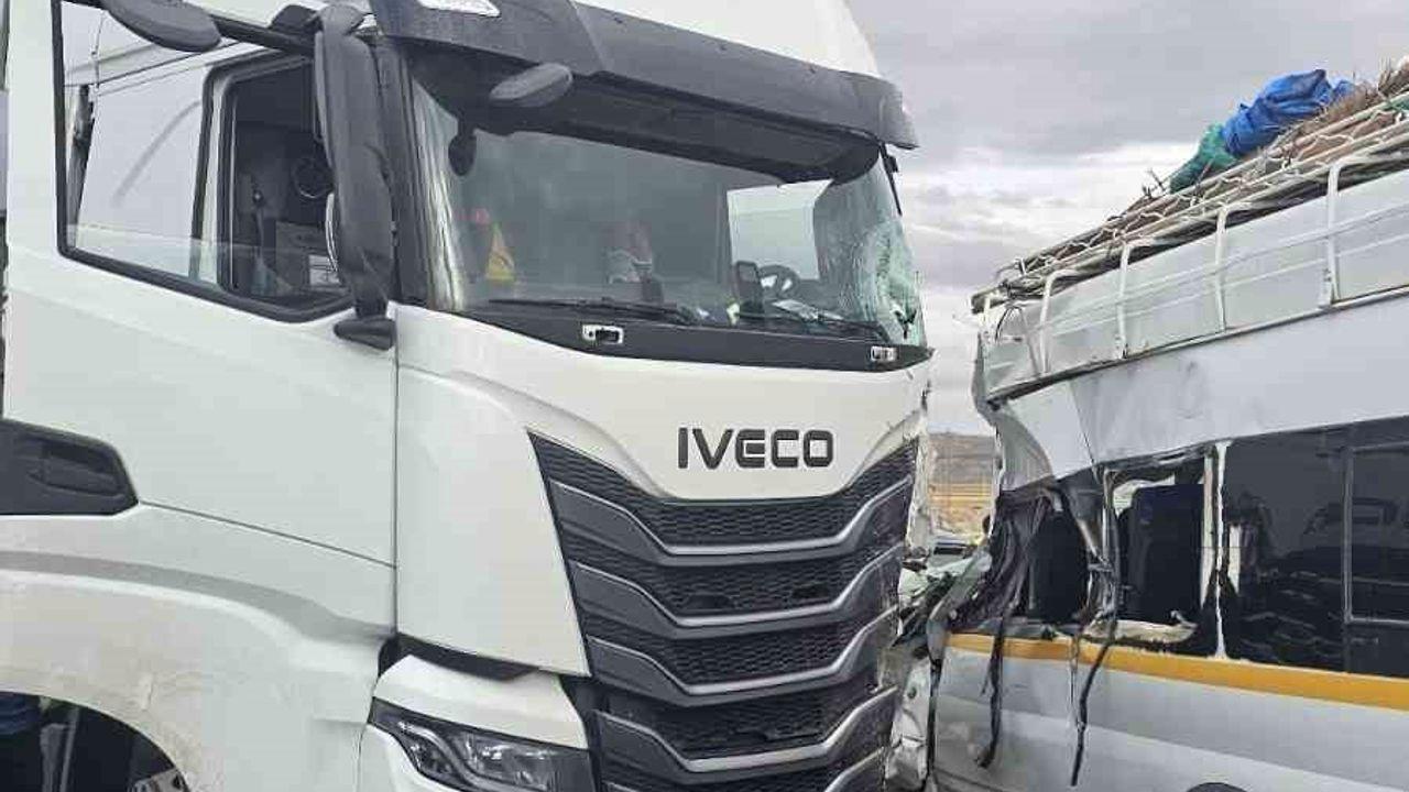 Nevşehir’de tarım personellerini taşıyan minibüs tırla çarpıştı: 9 yaralı