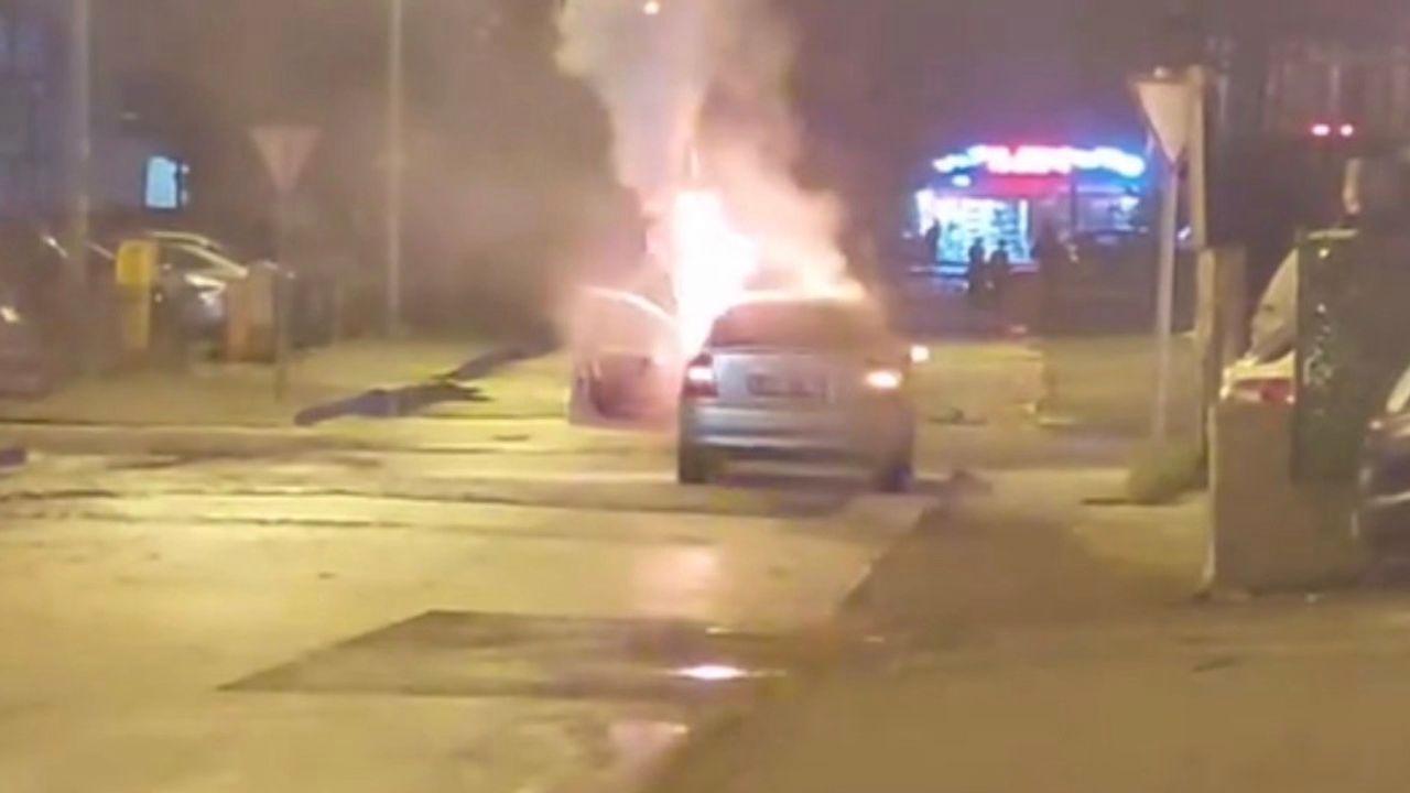 Otomobil alev alev yanarak küle döndü
