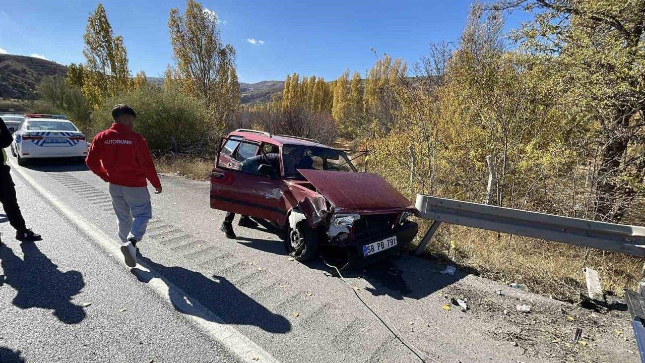 Otomobil bariyere çarptı, 1’i ağır 2 kişi yaralandı