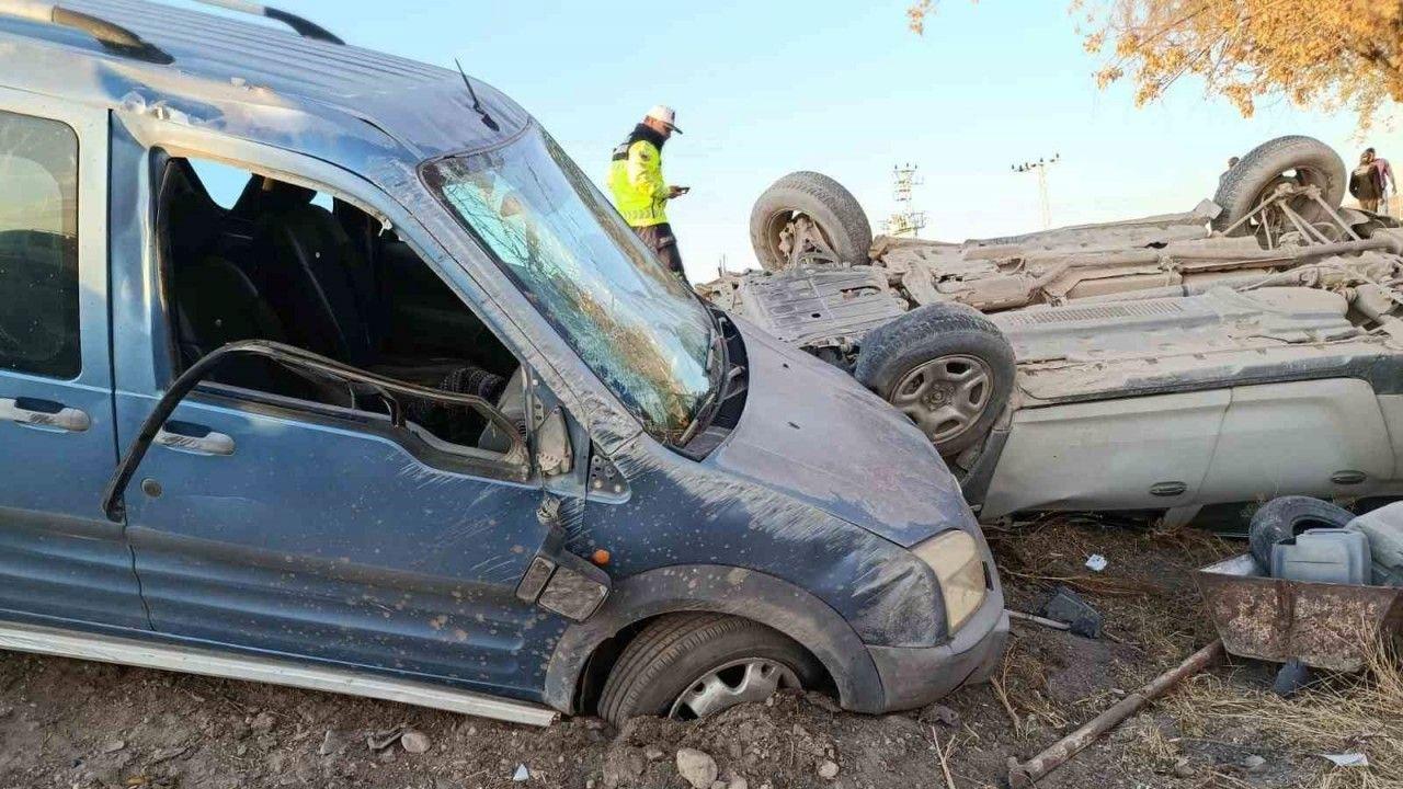 Otomobil ile hafif ticari araç çarpıştı: 1 ölü, 1 yaralı