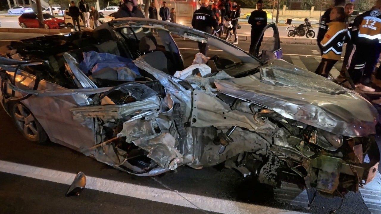 Otomobil tıra arkadan çarptı: 1 ölü 1 ağır yaralı