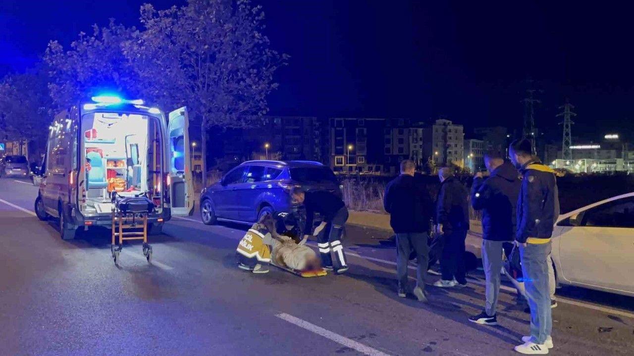Park halindeki arabaya çarpan 15 yaşındaki motosikletli yaralandı