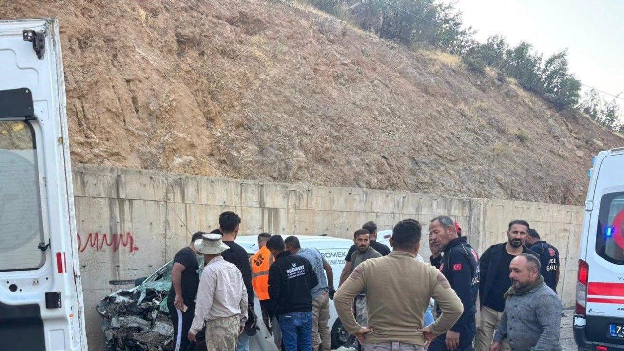 Şırnak’ta yolcu minibüsü ile hafif ticari araç çarpıştı: 2’si ağır 14 yaralı