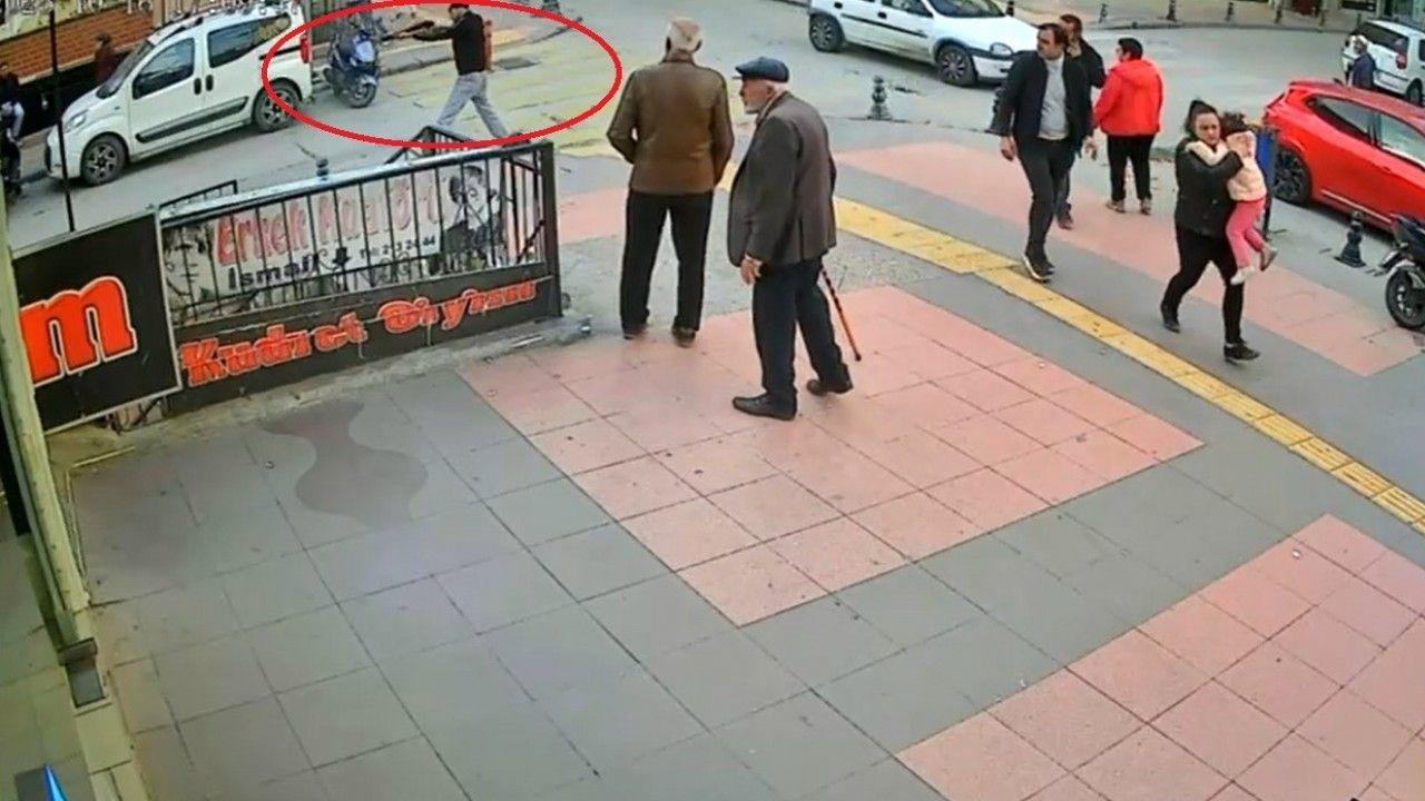 Sokak ortasında husumetlisine defalarca ateş etti