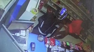 Adana’da 10 dakika arayla 2 silahlı soygun yaptı: 