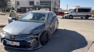 Aksaray’da araba ile servis minibüsü çarpıştı: 1 yaralı