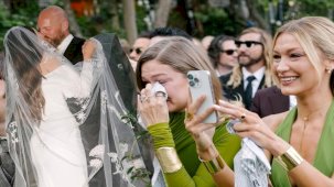 Alana Hadid ve Ross Williams, Los Angeles’ta romantik ve masalsı bir düğünle evlendi