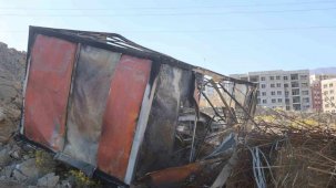 Alevlerin arasına dalan operatör, konteyneri uçurumdan yuvarladı