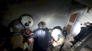 Alevlerin yükseldiği binada dumandan etkilenen vatandaşları itfaiye kurtardı