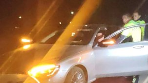 Alkollü Şoför ve Yanındaki Bayan, Polisle Tartıştı: İkisi Tutuklandı