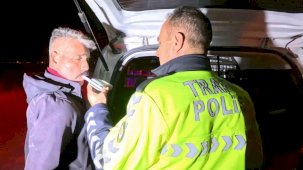 Alkollü sürücü gazeteciyi 