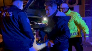 Alkollü yakalanan şoför aracını öve öve bitiremedi