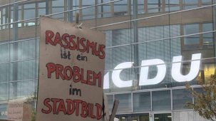 Almanya Başbakanı Merz, partisinin genel merkezi önünde binlerce kişi tarafından protesto edildi