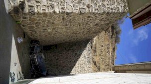 Araba 15 metrelik uçurumdan düştü: Şoför yaralı kurtuldu