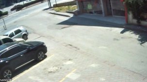 Araba çarpan bayanın ağır yaralanmasına neden olan kazaya ilişkin imajlar ortaya çıktı