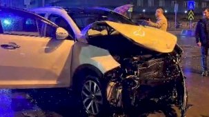 Araba ile halk otobüsü çarpıştı: 1 yaralı