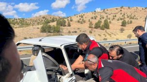 Arabalar baş başa çarpıştı: 1’i ağır, 4 yaralı