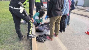 Arabaya bağlanıp iple çekilen motosiklet kaldırıma savruldu