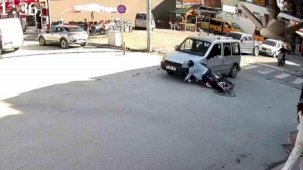 Araçla çarpışan motosikletliyi kaskı hayata tutundurdu, o anlar kamerada