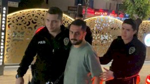 Ayakta bile durmakta zahmet çeken alkollü şoför önünde giden araca çarptı