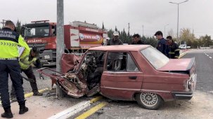 Aydınlatma direğine çarpan otomobil hurdaya döndü: 1’i ağır 2 yaralı