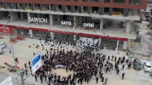 Binlerce mağdur gökyüzüne siyah balon bıraktı