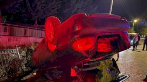 Burdur’da otomobil takla attı, dereye düşmekten son anda kurtuldu