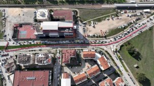 Bursa'da iki ayrı bulvarı Türk Bayrağı ile birleştirdiler