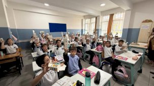 Bursa'da kitap fuarının habercisi kumbaralar öğrencilere dağıtıldı