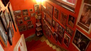 Bursa'da kolilerde bekleyen eşyalarla müze gibi kafe kurdu