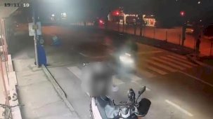 Bursa'da kuryenin çarptığı yaşlı adam kanlar içinde yere yığıldı