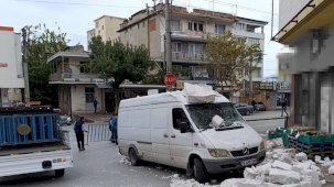 Bursa’da lodos: Otomobilin üzerine ağaç devrildi, o anlar kameraya yansıdı