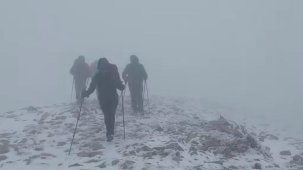 Bursalı dağcılar mevsimin birinci karında Uludağ'ın doruğuna tırmandı