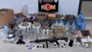 Çanakkale’de kaçakçılıkla mücadele operasyonu, çok sayıda sahte alkol ve kaçak silah yakalandı