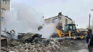 Çankırı’da çıkan yangında 4 yapı ve 1 araç zarar gördü